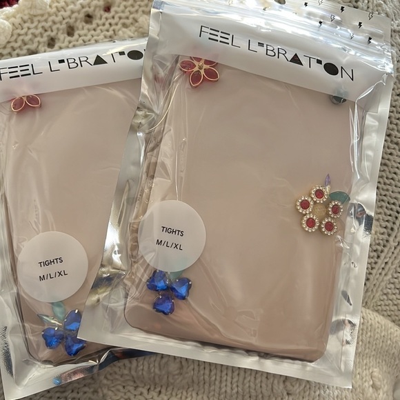 TIGHTS WITH COLORFUL RHINESTONE BROOCH EMBELLISHMENTS - Picture 7 of 9